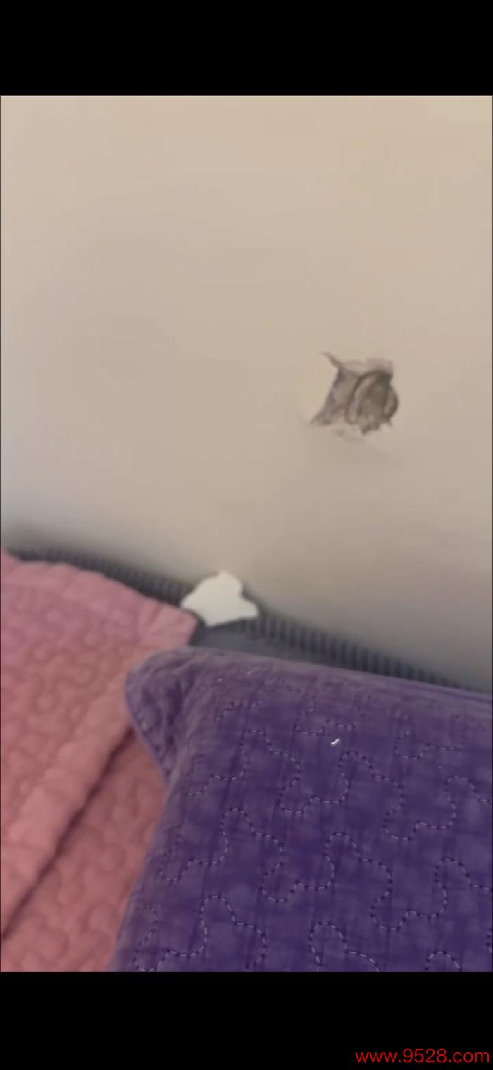好意思莲的卧室中，墙皮因地震剥落，掉在床单上。受访者供图