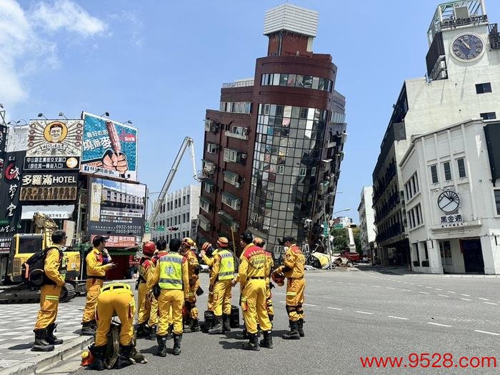 据台湾中时新闻网报谈，凭证台消防署统计，4月3日花莲7.3级地震目前已形周密台4死97伤。图片来源：新华社